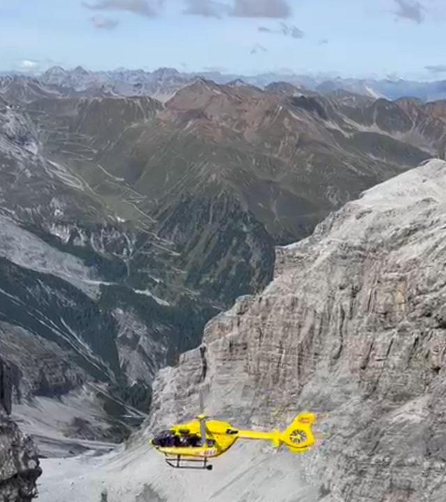 Ein Hubschrauber der Bergrettung fliegt über den Ortler
