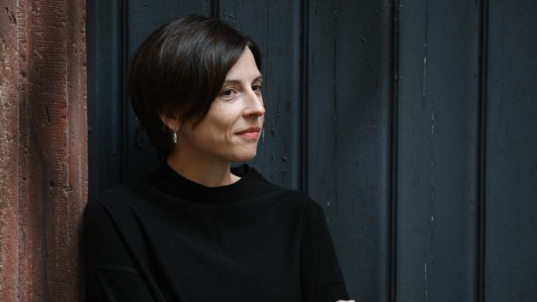 Autorin Dorothee Elmiger kommt zur Verleihung des Deutschen Buchpreises 2025 in den Römer in Frankfurt am Main.