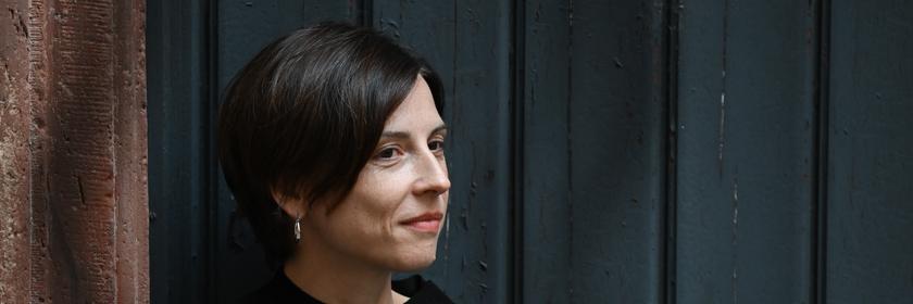 Autorin Dorothee Elmiger kommt zur Verleihung des Deutschen Buchpreises 2025 in den Römer in Frankfurt am Main.