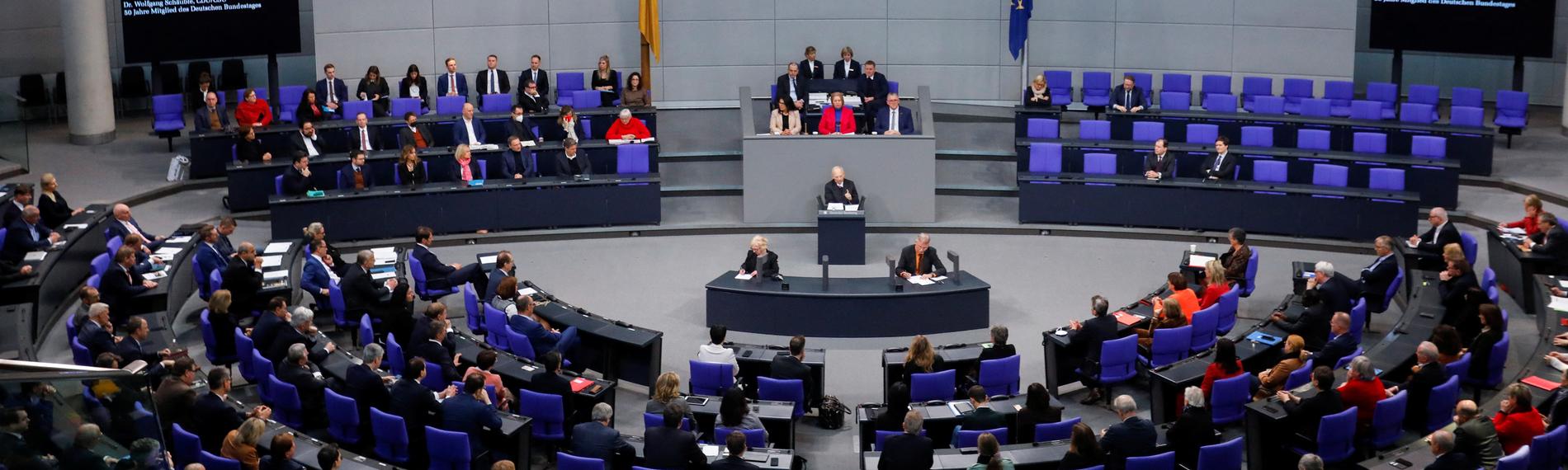 Wolfgang Schäuble (CDU) spricht während einer Bundestagssitzung