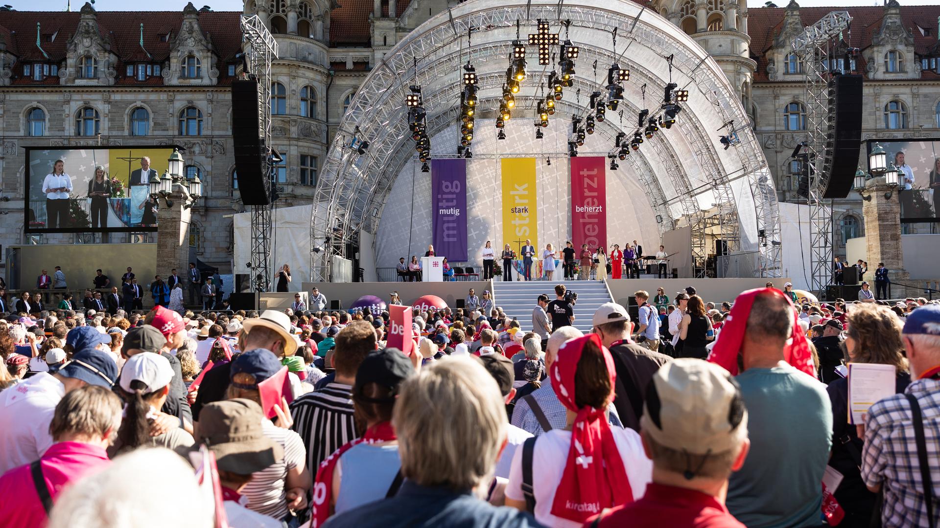  Besucher verfolgen den Eröffnungsgottesdienst des Deutschen Evangelischen Kirchentages, der vom 30.04. bis 04.05.2025 in Hannover stattfindet. 