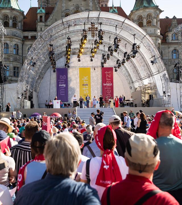  Besucher verfolgen den Eröffnungsgottesdienst des Deutschen Evangelischen Kirchentages, der vom 30.04. bis 04.05.2025 in Hannover stattfindet. 