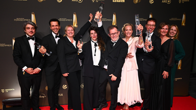 Die Crew der Doku "Mesut Özil - Zu Gast bei Freunden" feiert ihren Deutschen Fernsehpreis.