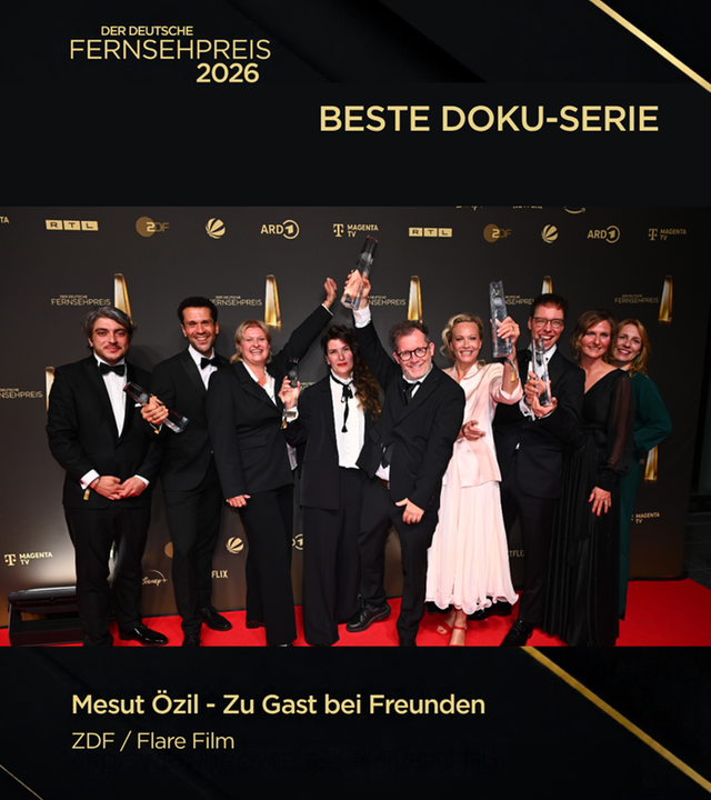 Die Crew der Doku "Mesut Özil - Zu Gast bei Freunden" feiert ihren Deutschen Fernsehpreis.
