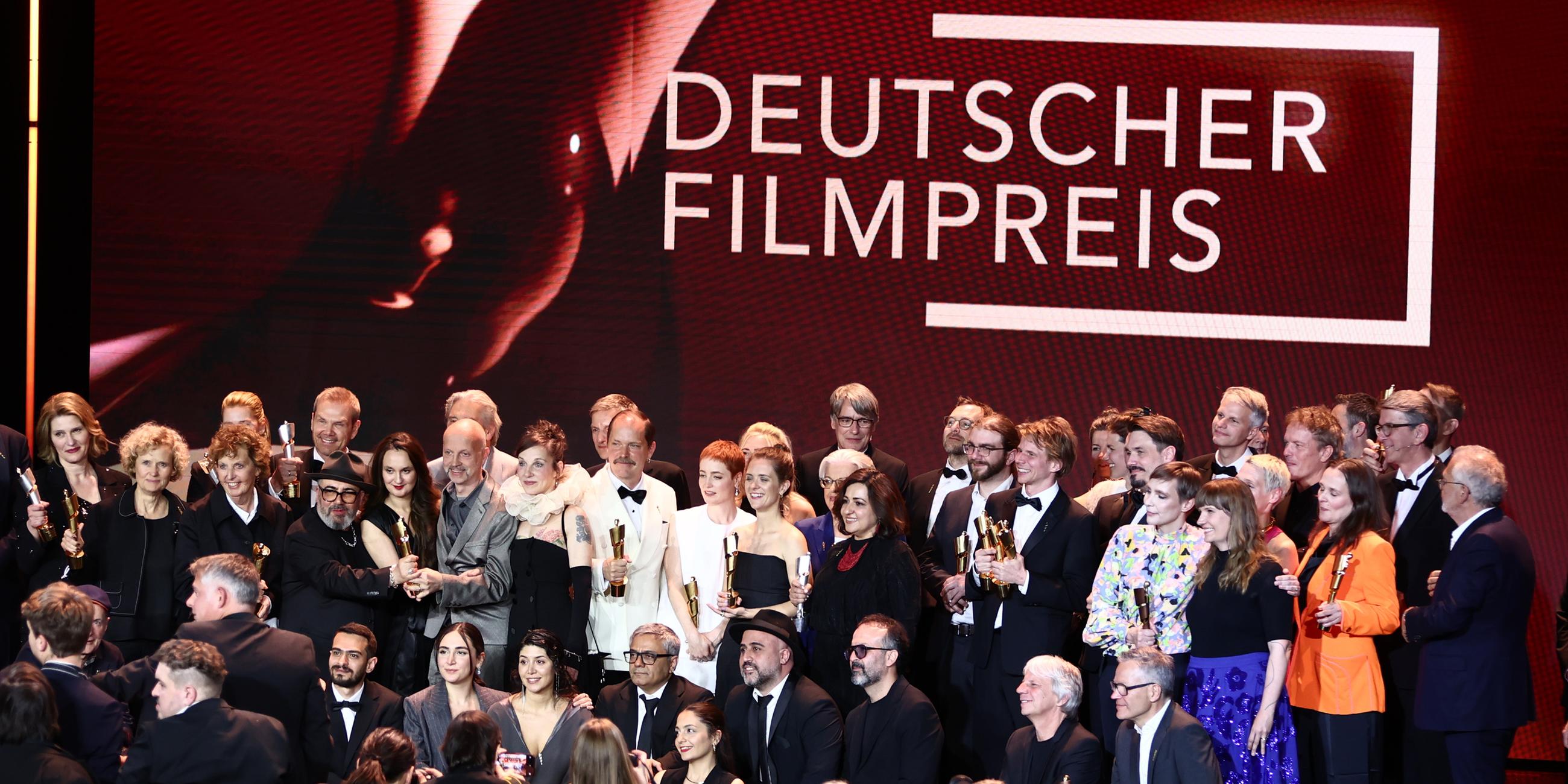 Preisträgerinnen und Preisträger stehen für ein Gruppenfoto auf der Bühne während der 75. Verleihung des Deutschen Filmpreises in Berlin im Theater am Potsdamer Platz.