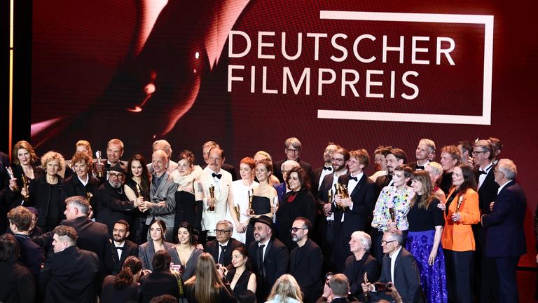 Preisträgerinnen und Preisträger stehen für ein Gruppenfoto auf der Bühne während der 75. Verleihung des Deutschen Filmpreises in Berlin im Theater am Potsdamer Platz.