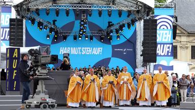 Heiner Wilmer, Vorsitzender der Deutschen Bischofskonferenz, und weitere Würdenträger beim Abschlussgottesdienst des Katholikentags in Würzburg.