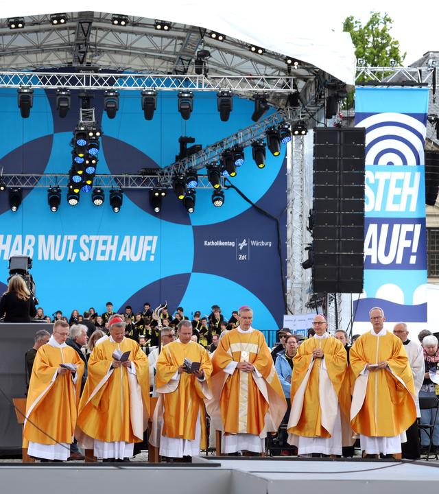 Heiner Wilmer, Vorsitzender der Deutschen Bischofskonferenz, und weitere Würdenträger beim Abschlussgottesdienst des Katholikentags in Würzburg.