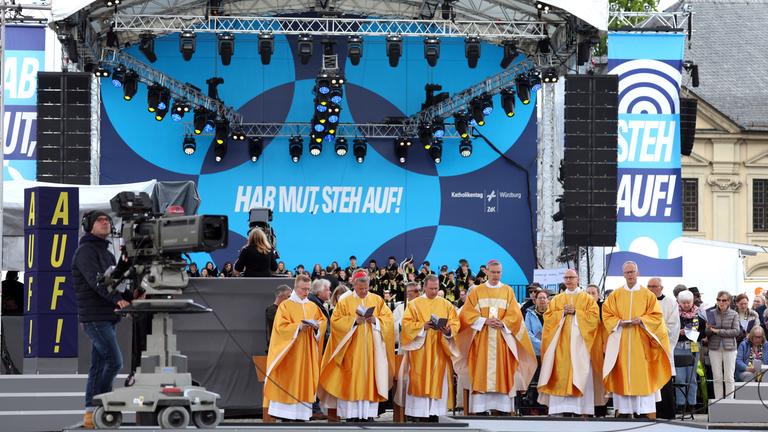 Heiner Wilmer, Vorsitzender der Deutschen Bischofskonferenz, und weitere Würdenträger beim Abschlussgottesdienst des Katholikentags in Würzburg.