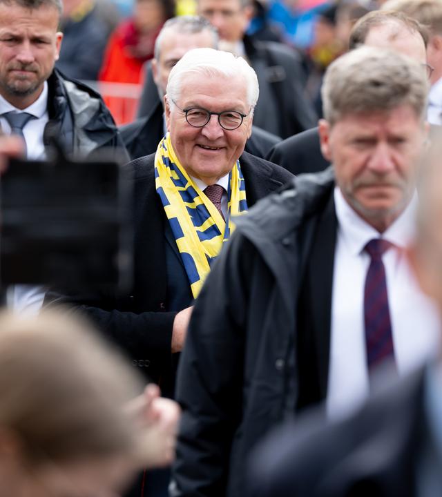 14.05.2026, Bayern, Würzburg: Bundespräsident Frank-Walter Steinmeier (M) nimmt beim 104. Deutschen Katholikentag an einem Gottesdienst auf dem Residenzplatz teil.