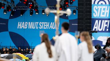 Bayern, Würzburg: Jugendliche nehmen beim 104. Deutschen Katholikentag an einem Gottesdienst auf dem Residenzplatz teil.
