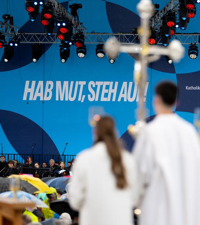Bayern, Würzburg: Jugendliche nehmen beim 104. Deutschen Katholikentag an einem Gottesdienst auf dem Residenzplatz teil.