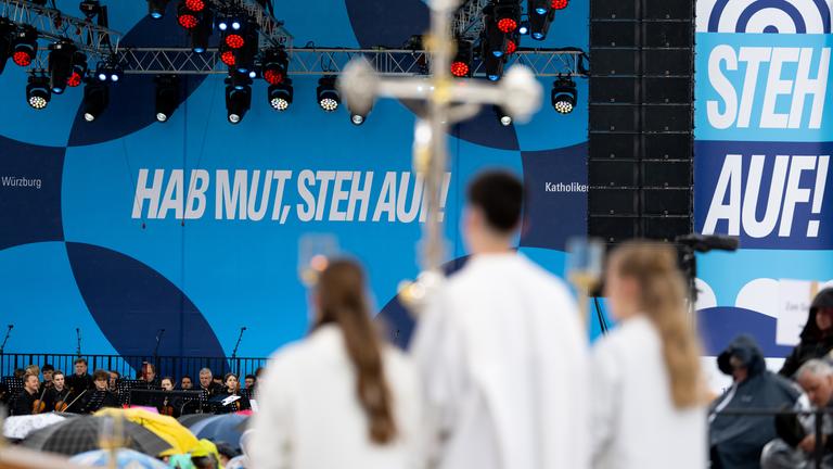 Bayern, Würzburg: Jugendliche nehmen beim 104. Deutschen Katholikentag an einem Gottesdienst auf dem Residenzplatz teil.