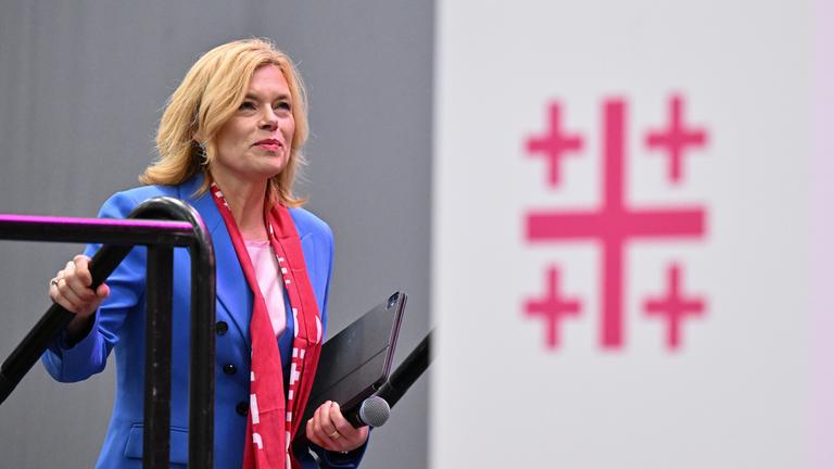 Niedersachsen, Hannover: Bundestagspräsidentin Julia Klöckner (CDU) kommt beim Deutschen Evangelischen Kirchentag 2025 zu ihrem Vortrag über den Bibeltext Matthäus 28,1-10.