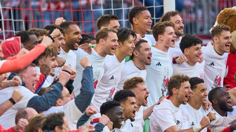 Der FC Bayern München beim Jubeln nach der gewonnen Meisterschaft.