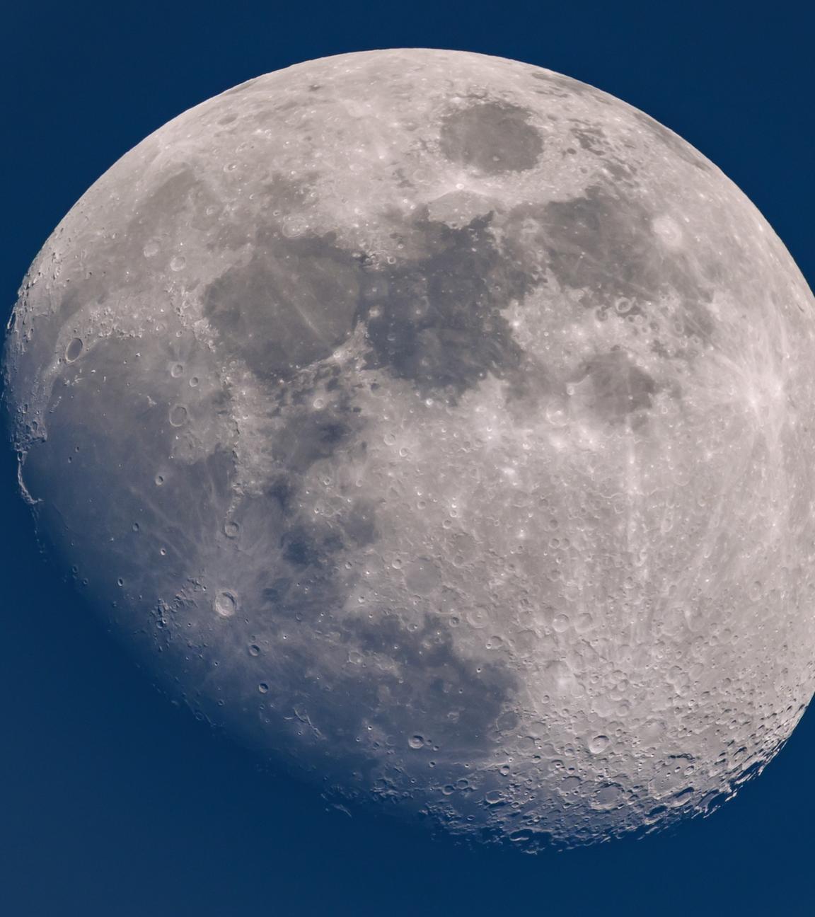 Der zunehmende und zu rund 84 Prozent sichtbare Mond ist am Himmel über Brandenburg zu sehen.