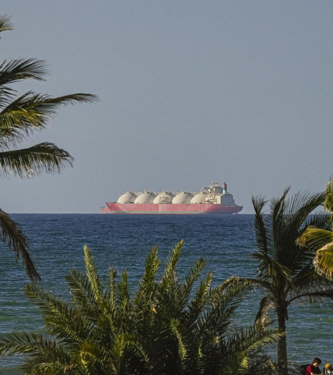 Straße von Hormus: Ein Schiff passiert das Seegebiet. 