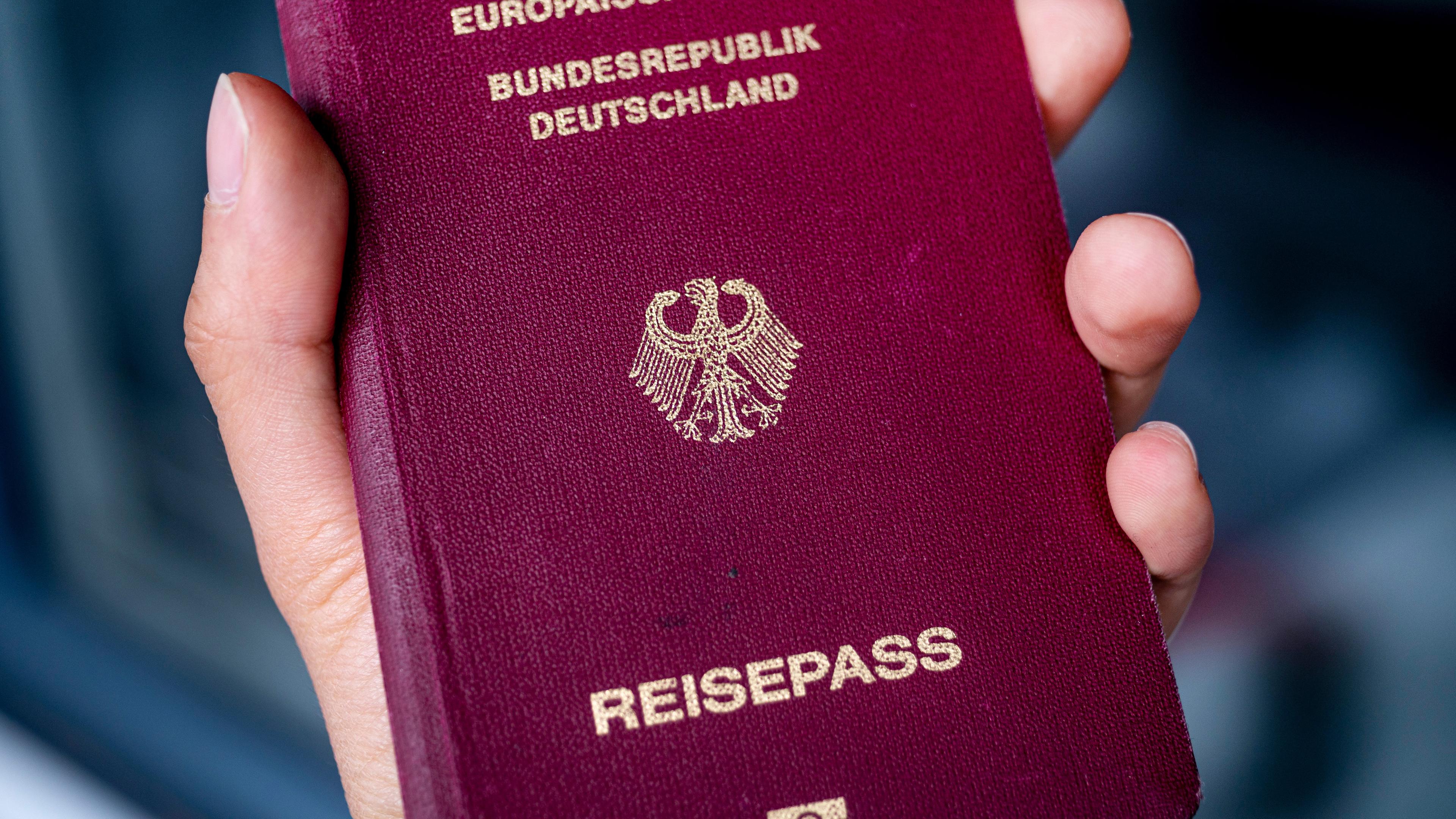 Berlin: Ein Deutscher Reisepass.