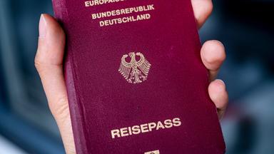 Berlin: Ein Deutscher Reisepass.