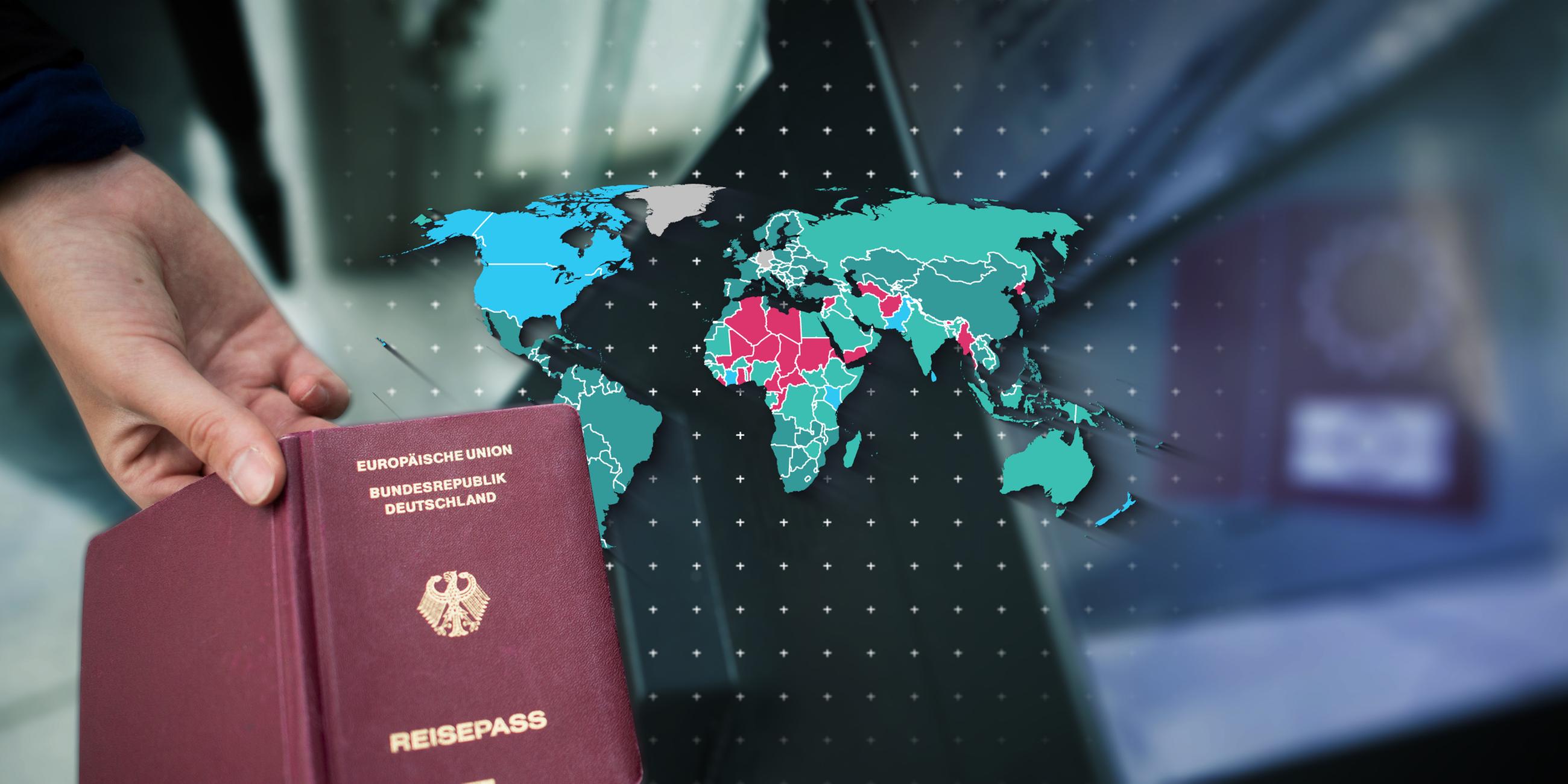Eine Person hält einen deutschen Reisepass. Im Hintergrund ist eine Weltkarte zu sehen.