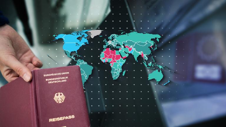Eine Person hält einen deutschen Reisepass. Im Hintergrund ist eine Weltkarte zu sehen.