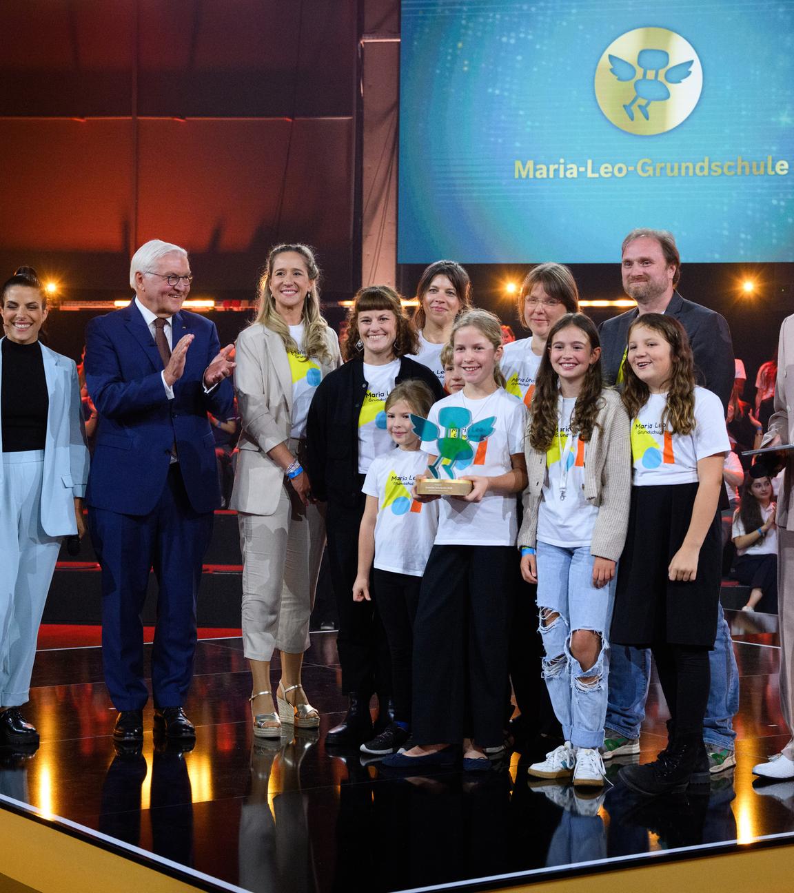 Bundespräsident Frank-Walter Steinmeier übergibt den mit € 100.000 dotierten Hauptpreis des Deutschen Schulpreises an Schülerinnen, Schüler und Lehrkräfte der Maria-Leo-Grundschule in Berlin.