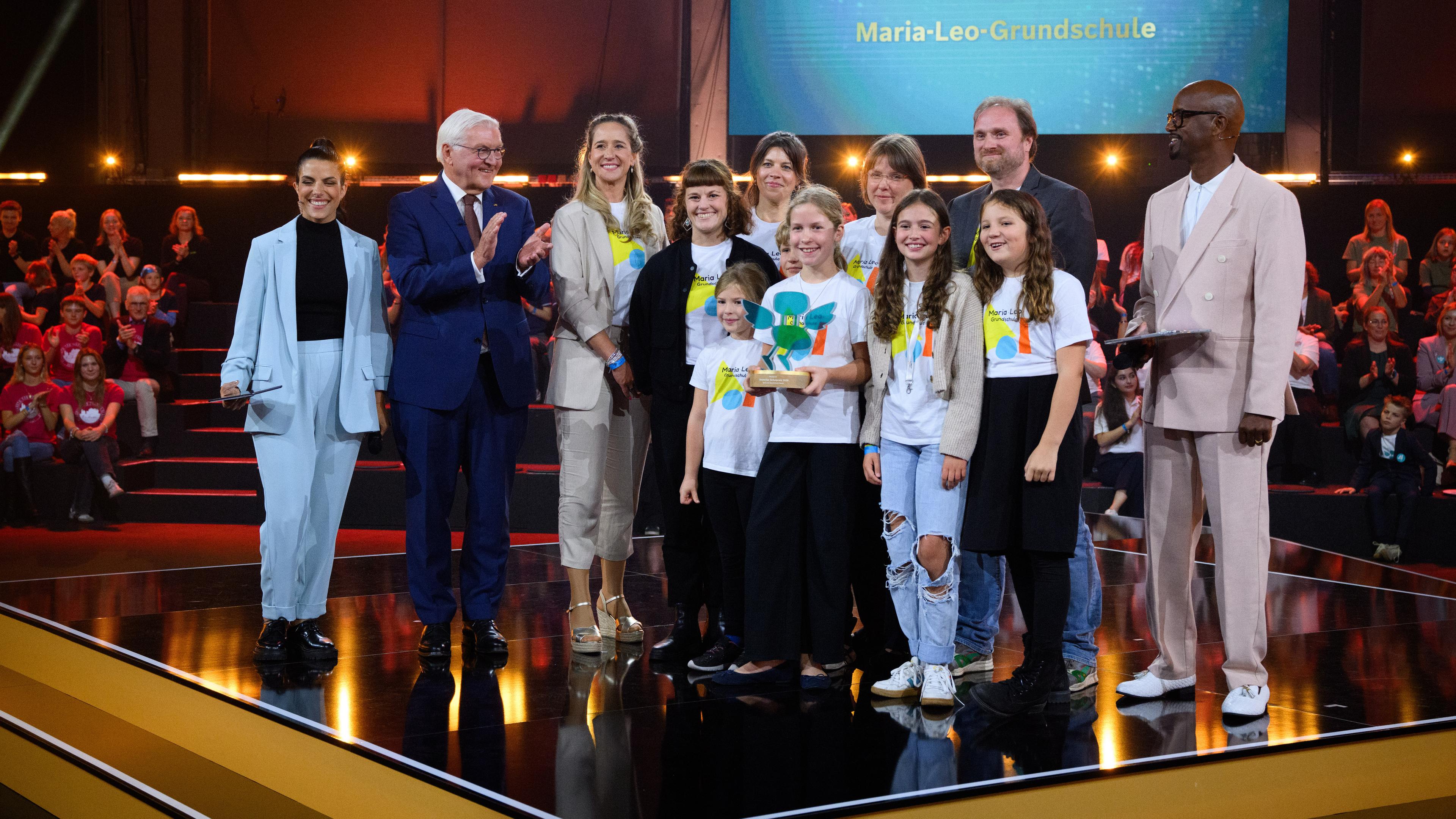 Bundespräsident Frank-Walter Steinmeier übergibt den mit € 100.000 dotierten Hauptpreis des Deutschen Schulpreises an Schülerinnen, Schüler und Lehrkräfte der Maria-Leo-Grundschule in Berlin.