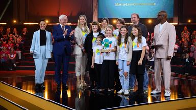 Bundespräsident Frank-Walter Steinmeier übergibt den mit € 100.000 dotierten Hauptpreis des Deutschen Schulpreises an Schülerinnen, Schüler und Lehrkräfte der Maria-Leo-Grundschule in Berlin.