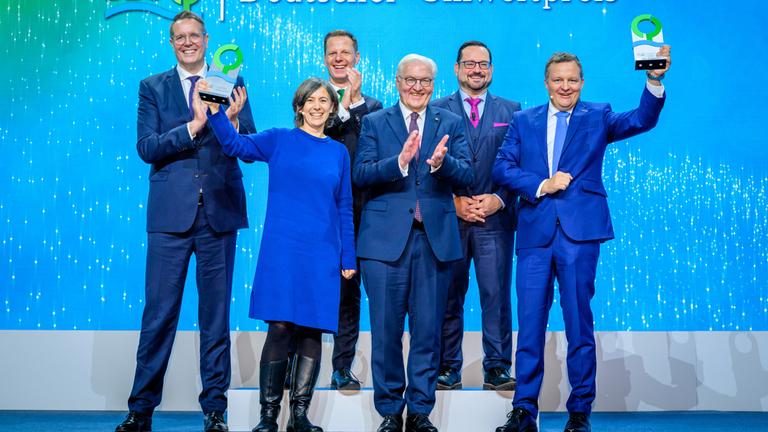 In einem feierlichen Festakt hat die Deutsche Bundesstiftung Umwelt mit Sitz in Osnabrück den diesjährigen Deutschen Umweltpreis in Höhe von gesamt 500.000 Euro in Mainz vergeben.