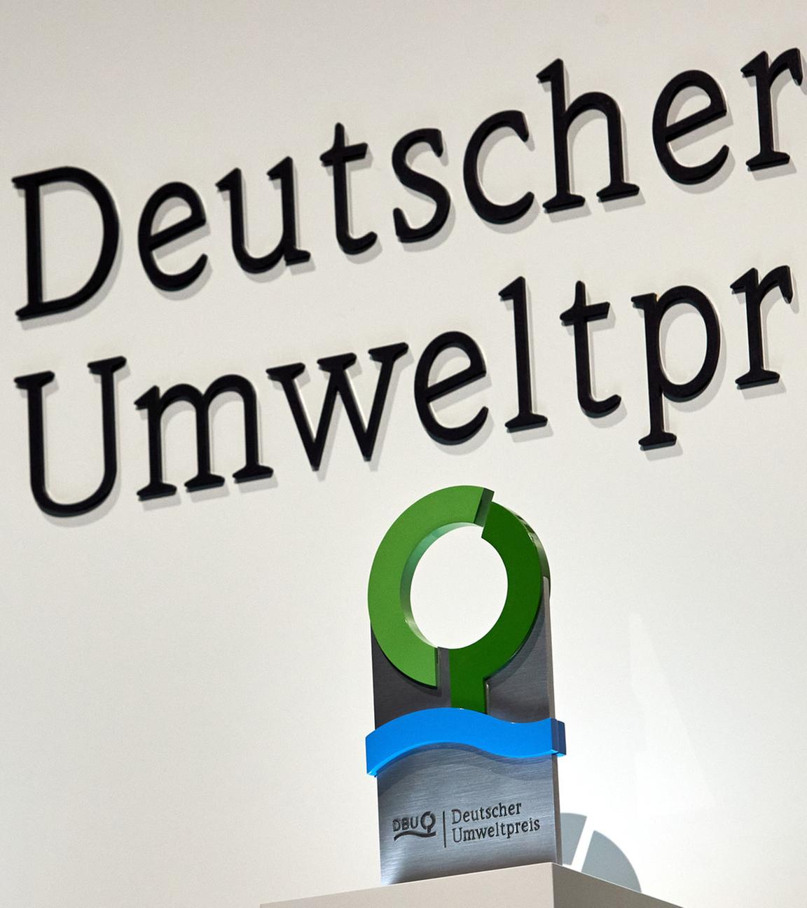 Zwei Trophäen, stehen vor Beginn der Verleihung des Deutschen Umweltpreises der Deutschen Bundesstiftung Umwelt (DBU) auf Podesten auf der Bühne. (Archiv)