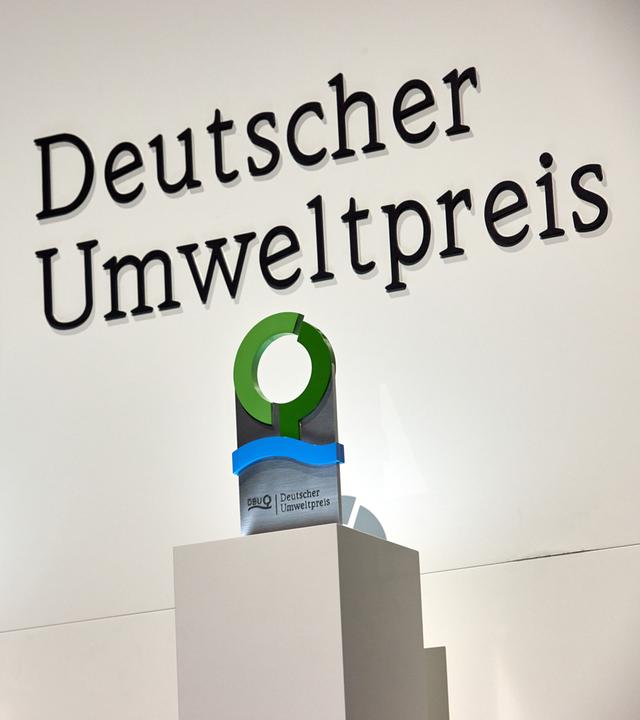 Zwei Trophäen, stehen vor Beginn der Verleihung des Deutschen Umweltpreises der Deutschen Bundesstiftung Umwelt (DBU) auf Podesten auf der Bühne.