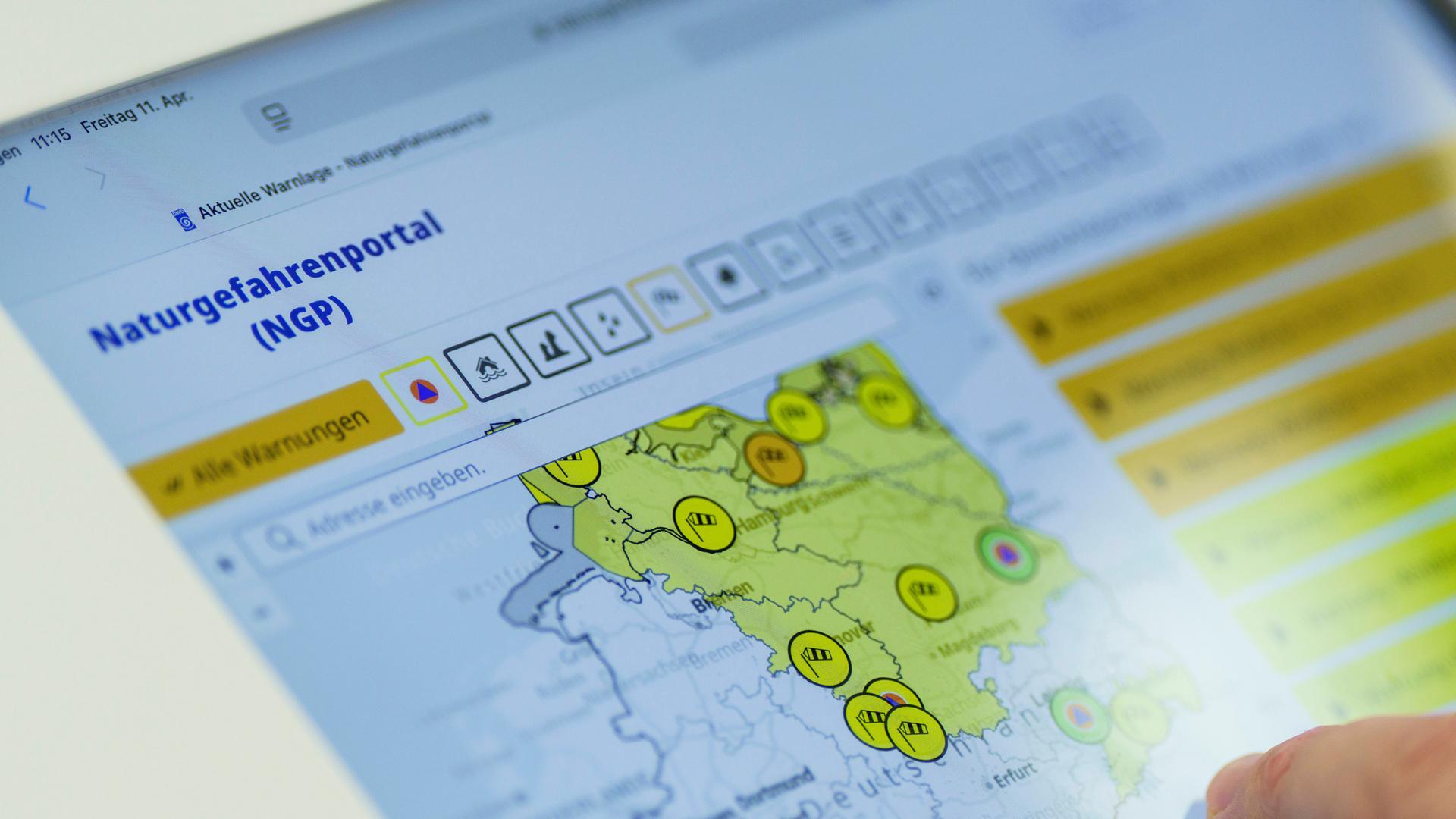 Screenshot der Webseite des Naturgefahrenportals (NGP). Zu sehen ist der Ausschnitt einer Deutschland-Karte mit gelben und orangen Feldern. 