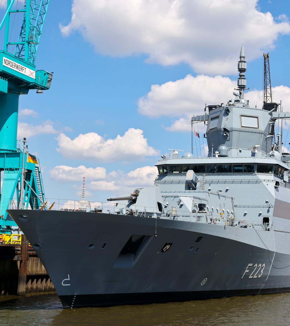 Ein deutsches graues Marineschiff im Hafen von Hamburg