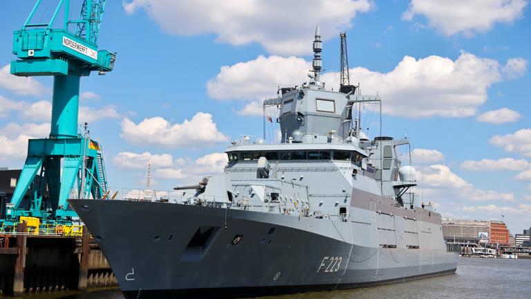 Ein deutsches graues Marineschiff im Hafen von Hamburg