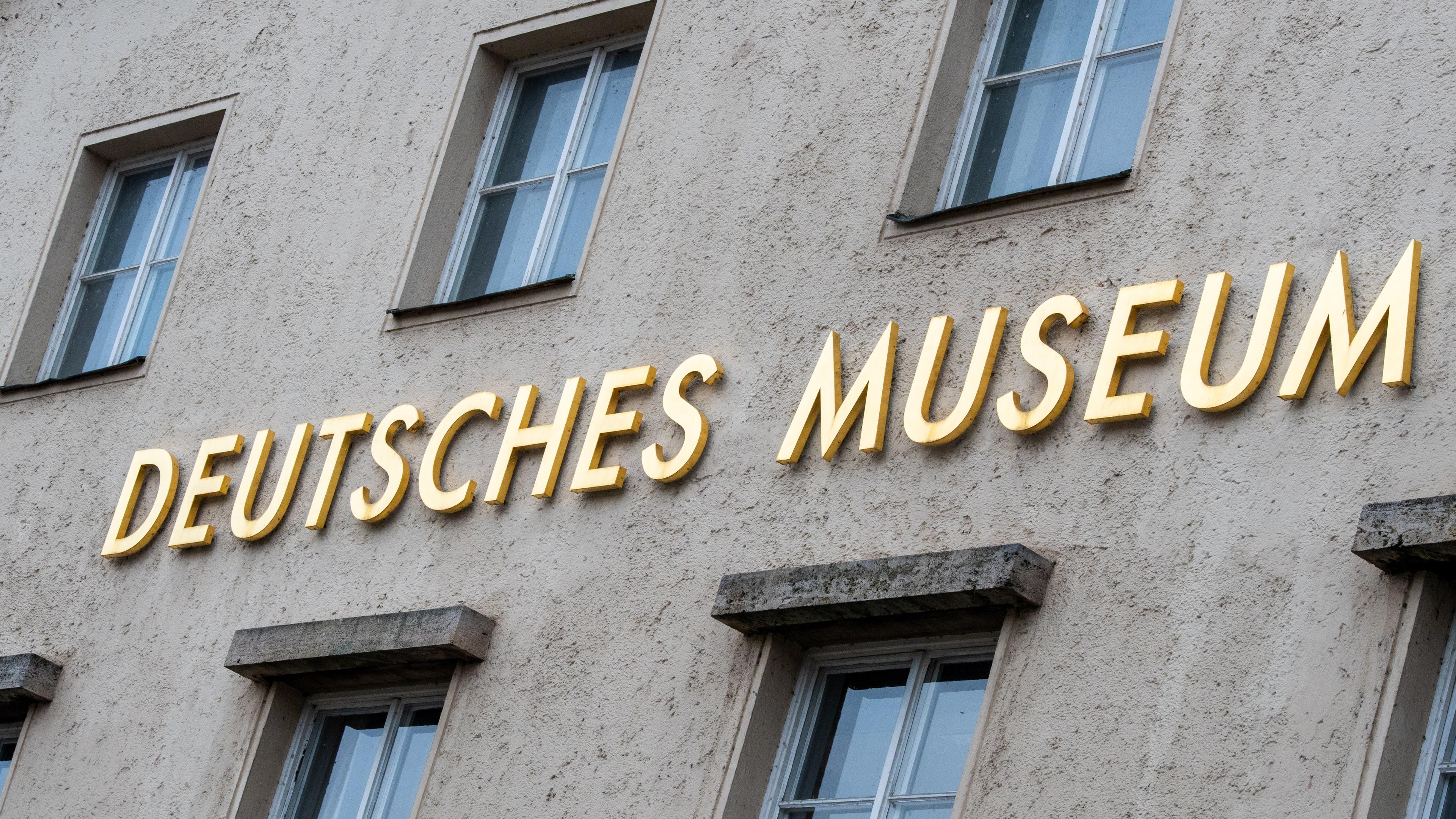 Der goldene Schriftzug "Deutsches Museum" an der Fassade des Deutsche Museum.