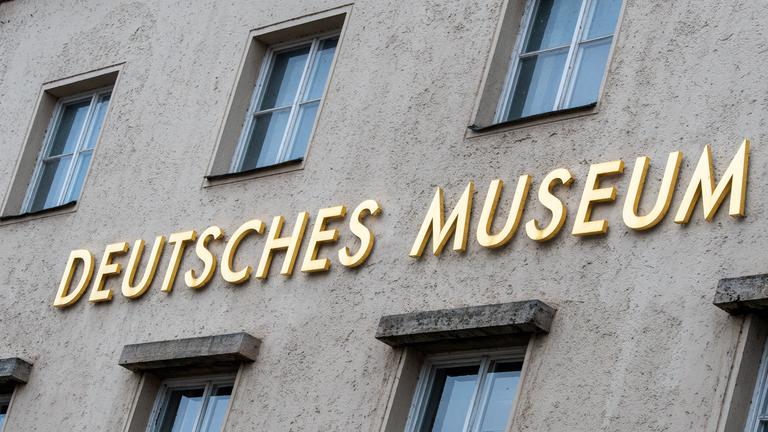 Der goldene Schriftzug "Deutsches Museum" an der Fassade des Deutsche Museum.
