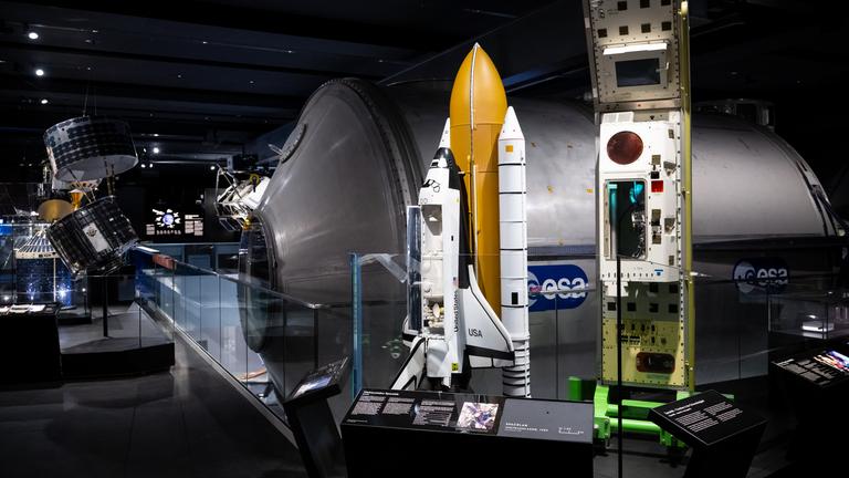 Verschiedene Exponate darunter ein Modell des Space Shuttles (M) sind bei Presserundgang im Deutschen Museum zu sehen.
