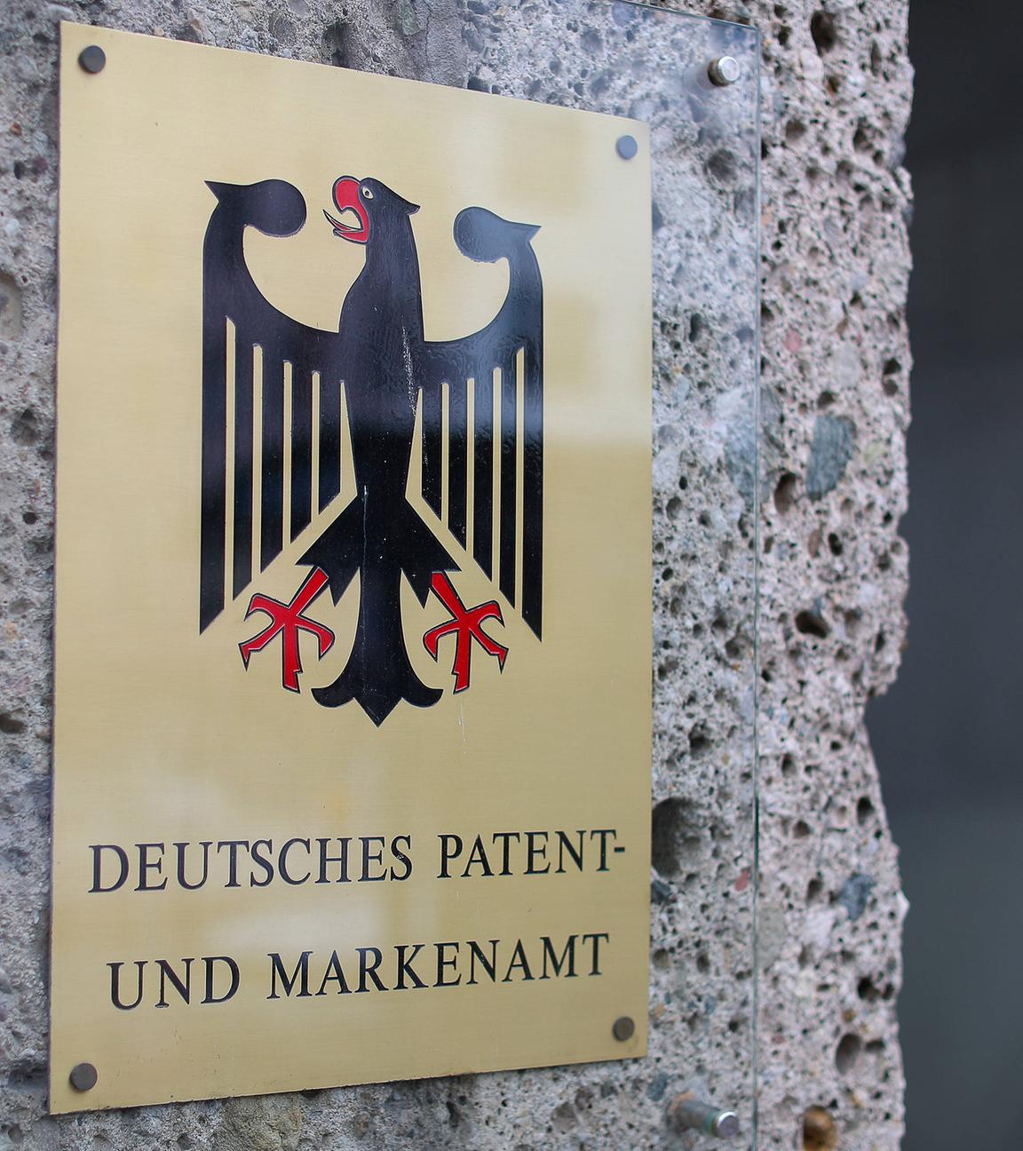 18.04.2024, München, Schild Nahaufnahme Bundesadler Amt für Patente und Marken. 