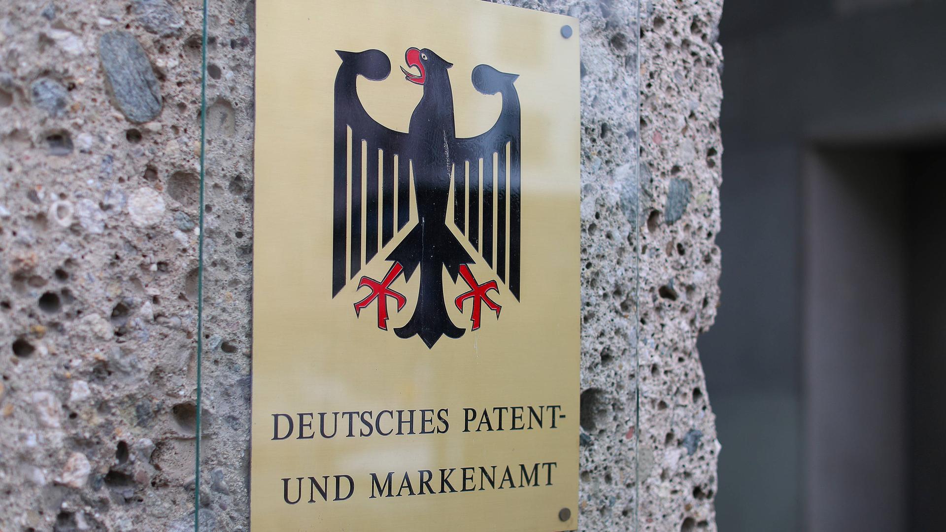 18.04.2024, München, Schild Nahaufnahme Bundesadler Amt für Patente und Marken. 