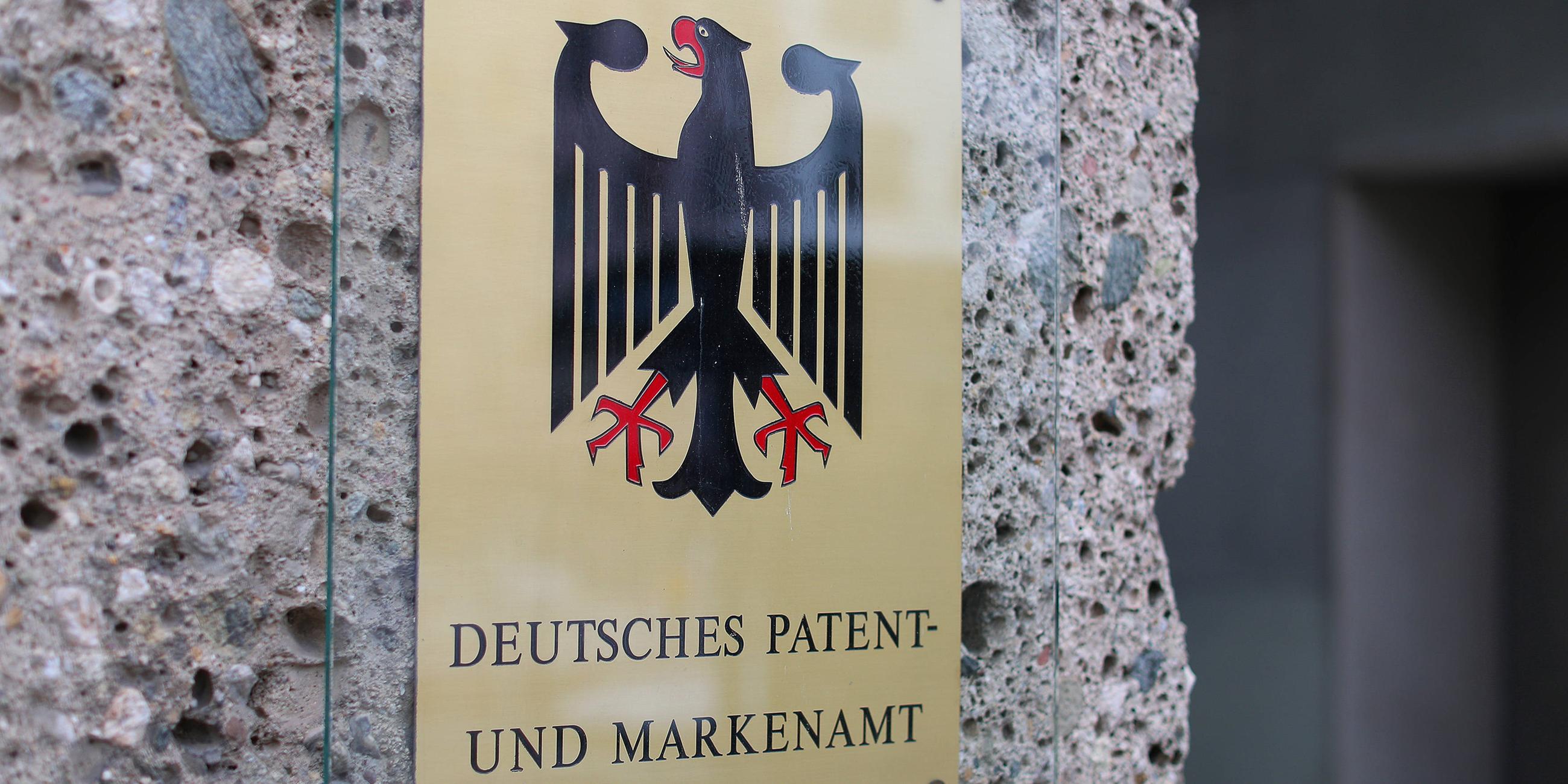 18.04.2024, München, Schild Nahaufnahme Bundesadler Amt für Patente und Marken. 