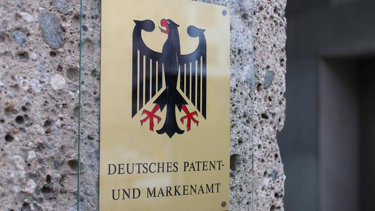 18.04.2024, München, Schild Nahaufnahme Bundesadler Amt für Patente und Marken. 