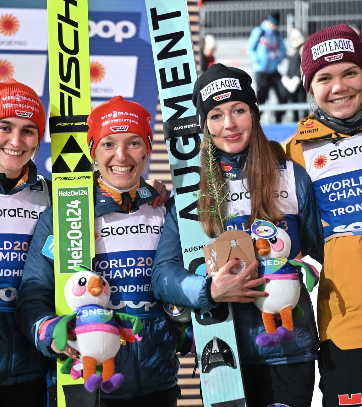 Norwegen, Trondheim: Ski nordisch, Weltmeisterschaft, Skispringen, Teamspringen, Frauen. Selina Freitag (l-r), Katharina Schmid, Juliane Seyfarth und Agnes Reisch aus Deutschland freuen sich über Bronze.