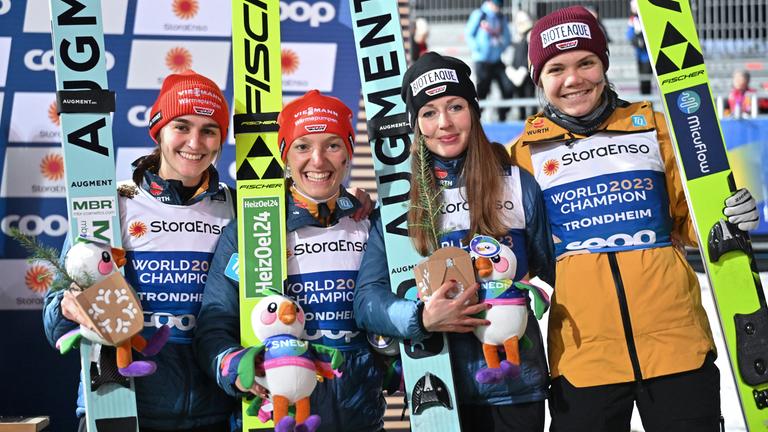 Norwegen, Trondheim: Ski nordisch, Weltmeisterschaft, Skispringen, Teamspringen, Frauen. Selina Freitag (l-r), Katharina Schmid, Juliane Seyfarth und Agnes Reisch aus Deutschland freuen sich über Bronze.
