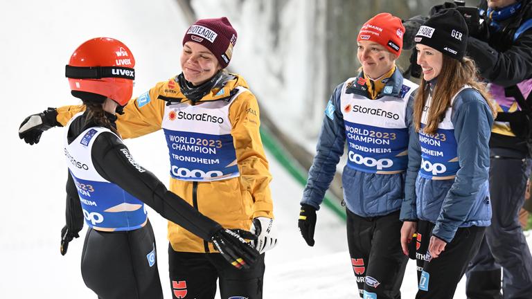Selina Freitag (l-r), Agnes Reisch, Katharina Schmid und Juliane Seyfarth aus Deutschland reagieren im Schanzenauslauf. 