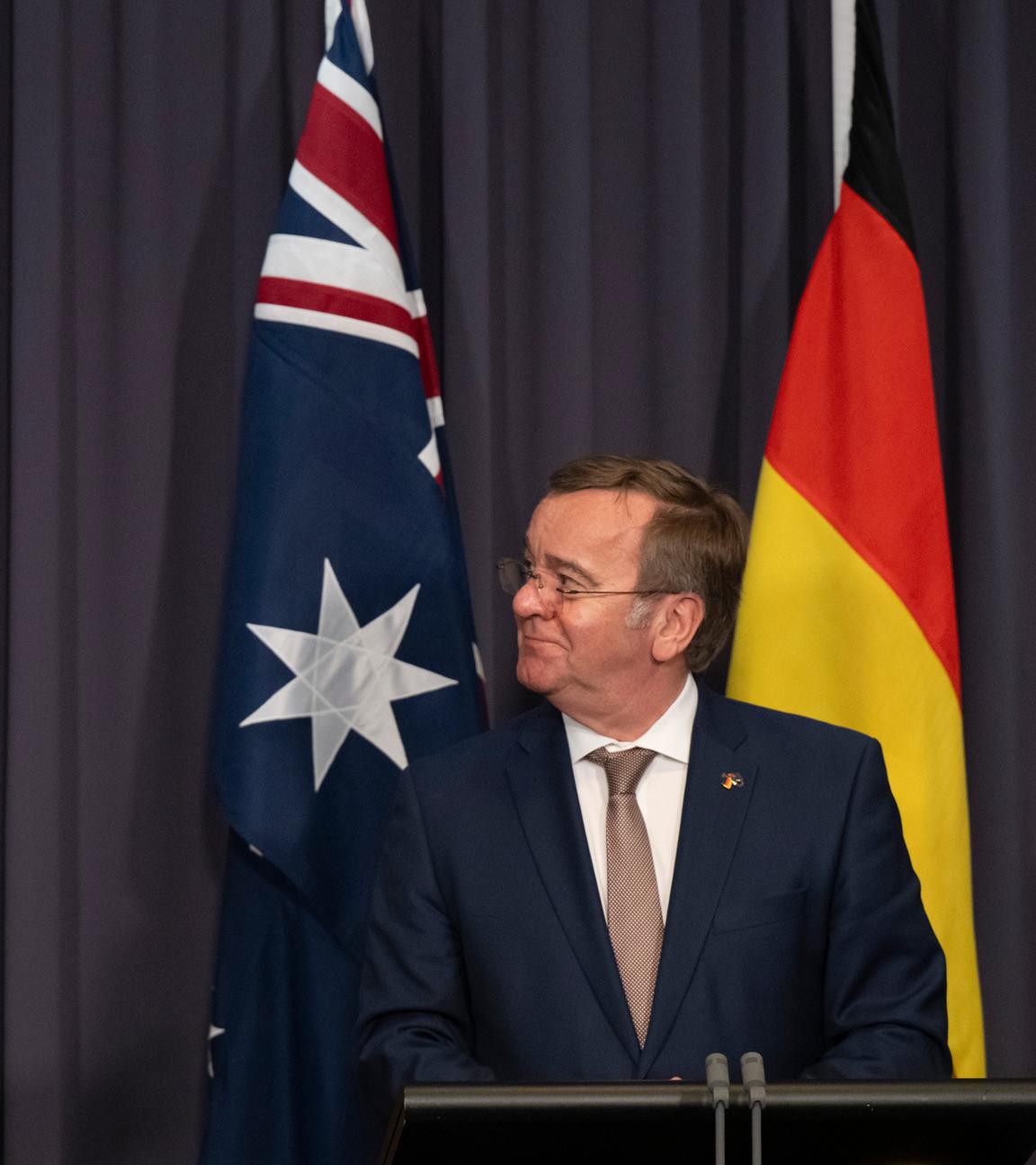 26.03.2026, Australien, Canberra: Boris Pistorius (r, SPD), Verteidigungsminister, und sein australischer Amtskollege Richard Marles geben nach einem Treffen eine gemeinsame Pressekonferenz.