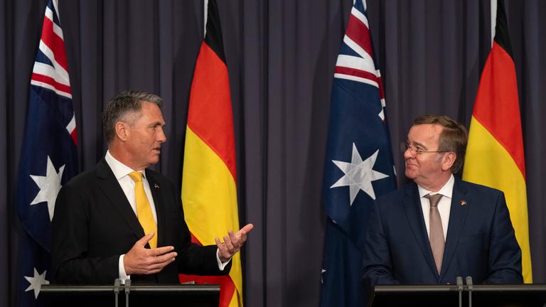 26.03.2026, Australien, Canberra: Boris Pistorius (r, SPD), Verteidigungsminister, und sein australischer Amtskollege Richard Marles geben nach einem Treffen eine gemeinsame Pressekonferenz.