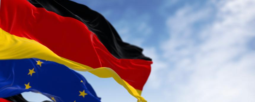 Deutsche und EU-Flagge vor blauem Himmel