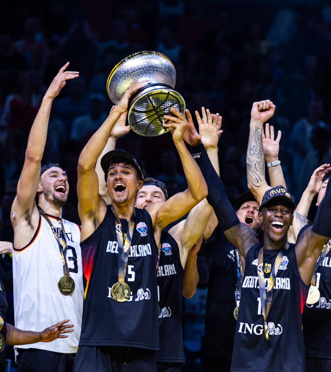 Dennis Schröder jubelt im EM-Finale 