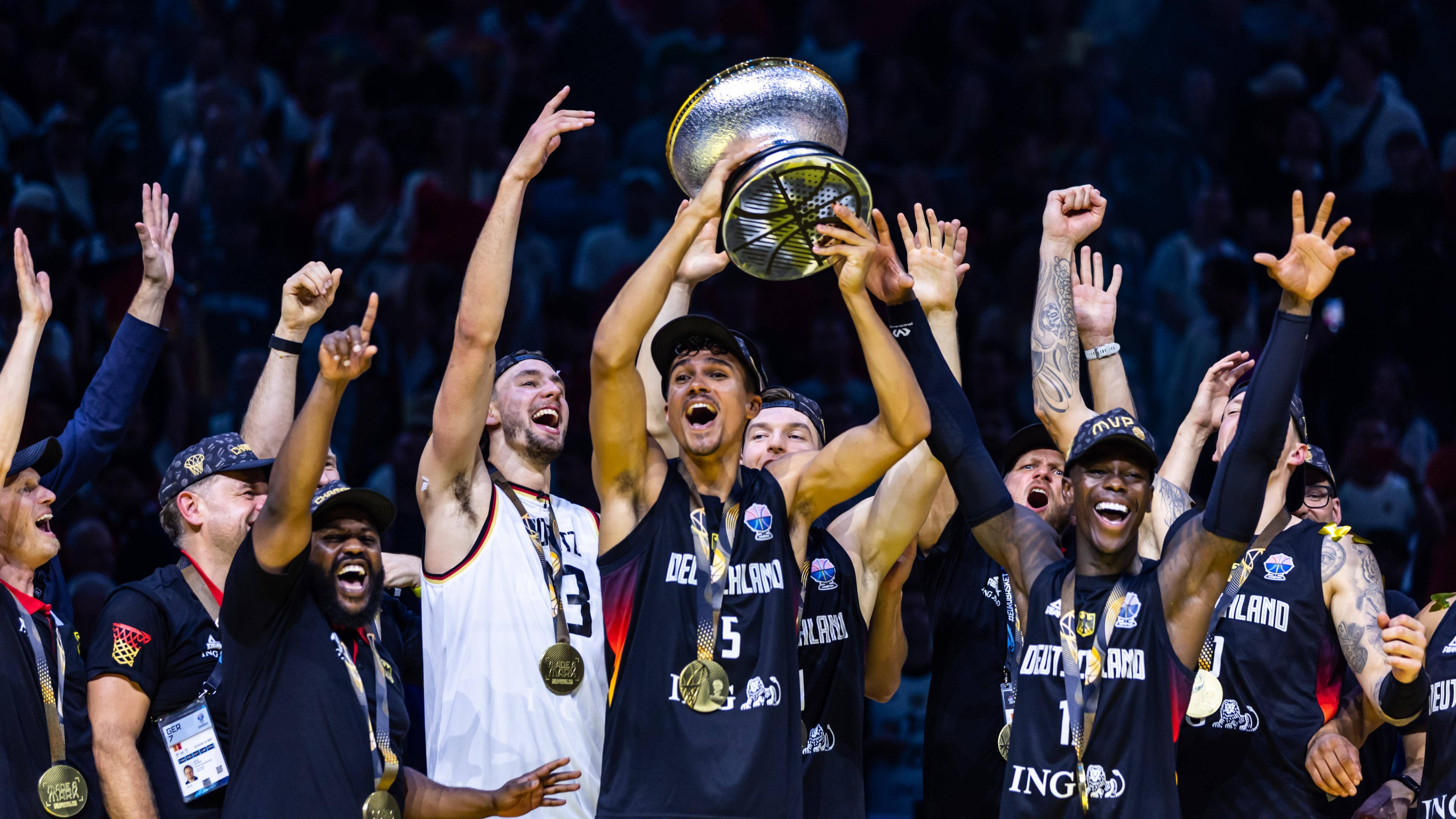 Dennis Schröder jubelt im EM-Finale 