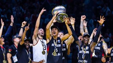 Dennis Schröder jubelt im EM-Finale 